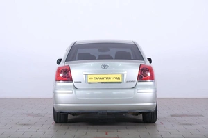 Седан Toyota Avensis 2004 года, 749000 рублей, Омск