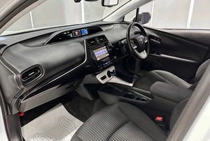Лифтбек Toyota Prius 2016 года, 1697000 рублей, Красноярск