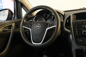 Универсал Opel Astra 2013 года, 989000 рублей, Омск