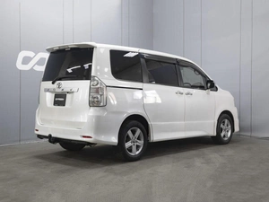 Минивэн Toyota Voxy 2010 года, 1350000 рублей, Омск
