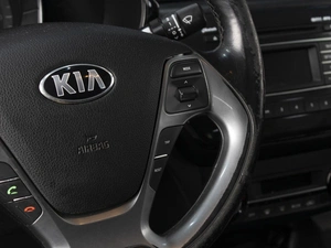 Седан Kia Rio 2015 года, 915000 рублей, Омск