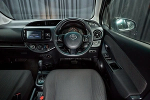 Хетчбэк Toyota Vitz 2018 года, 877000 рублей, Красноярск