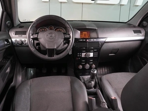 Хетчбэк Opel Astra 2013 года, 679000 рублей, Воронеж