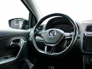 Седан Volkswagen Polo 2016 года, 1050000 рублей, Красноярск