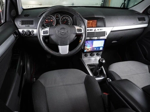 Седан Opel Astra 2012 года, 849000 рублей, Воронеж
