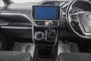 Минивэн Toyota Voxy 2018 года, 2649000 рублей, Барнаул