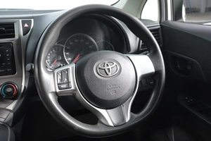 Хетчбэк Toyota Ractis 2013 года, 1099000 рублей, Новосибирск