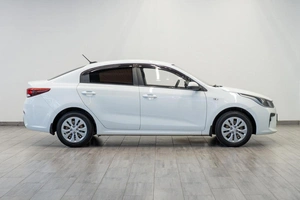 Седан Kia Rio 2017 года, 1179000 рублей, Саратов