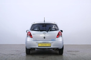 Хетчбэк Toyota Vitz 2010 года, 599000 рублей, Омск