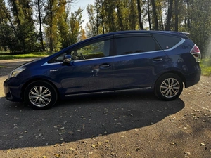 Универсал Toyota Prius Alpha 2017 года, 1850000 рублей, Красноярск