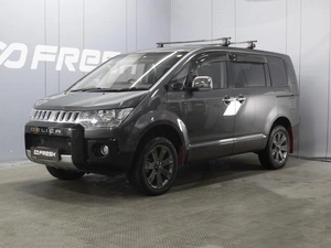 Минивэн Mitsubishi Delica D5 2018 года, 3000000 рублей, Омск