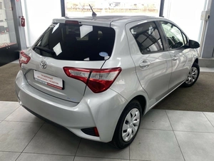 Хетчбэк Toyota Vitz 2018 года, 975000 рублей, Красноярск