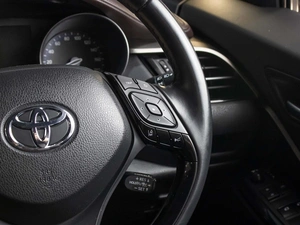Внедорожник Toyota C-HR 2018 года, 1825000 рублей, Омск