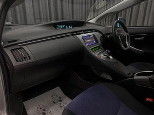 Лифтбек Toyota Prius 2015 года, 1420000 рублей, Красноярск