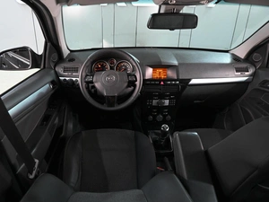 Седан Opel Astra 2011 года, 679000 рублей, Аксай