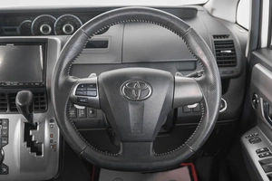 Минивэн Toyota Voxy 2013 года, 2069000 рублей, Кемерово
