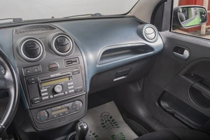 Хетчбэк Ford Fiesta 2006 года, 379000 рублей, Томск
