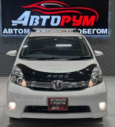 Минивэн Toyota Isis 2014 года, 1297000 рублей, Красноярск