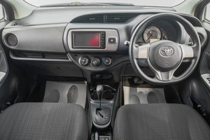 Хетчбэк Toyota Vitz 2015 года, 1019000 рублей, Барнаул