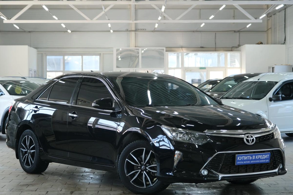 Седан Toyota Camry 2017 года, 2549000 рублей, Омск