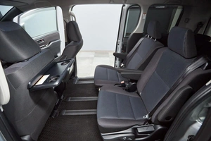 Минивэн Toyota Voxy 2017 года, 2187000 рублей, Красноярск