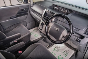 Минивэн Toyota Voxy 2008 года, 1329000 рублей, Томск