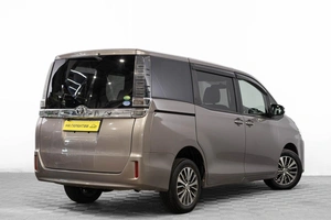 Минивэн Toyota Voxy 2018 года, 2089000 рублей, Барнаул