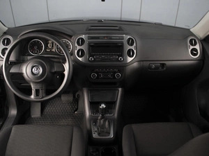 Внедорожник Volkswagen Tiguan 2012 года, 1430000 рублей, Омск