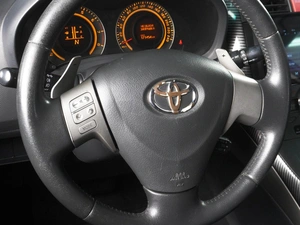 Хетчбэк Toyota Auris 2008 года, 640000 рублей, Красный Пахарь