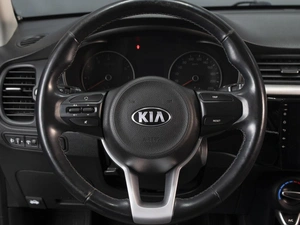 Седан Kia Rio 2018 года, 1402000 рублей, Омск