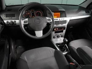 Седан Opel Astra 2011 года, 679000 рублей, Воронеж