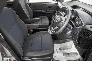 Минивэн Toyota Voxy 2018 года, 2089000 рублей, Барнаул
