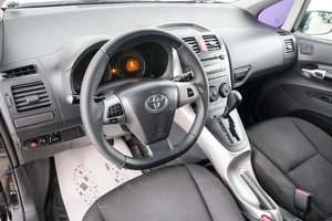 Хетчбэк Toyota Auris 2011 года, 999000 рублей, Красноярск