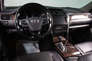 Седан Toyota Camry 2017 года, 2039000 рублей, Сургут
