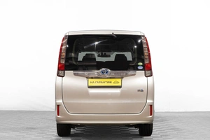 Минивэн Toyota Noah 2015 года, 1889000 рублей, Барнаул