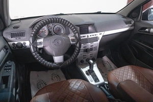 Седан Opel Astra 2011 года, 669000 рублей, Томск