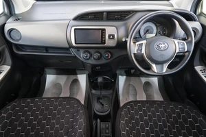 Хетчбэк Toyota Vitz 2014 года, 819000 рублей, Омск