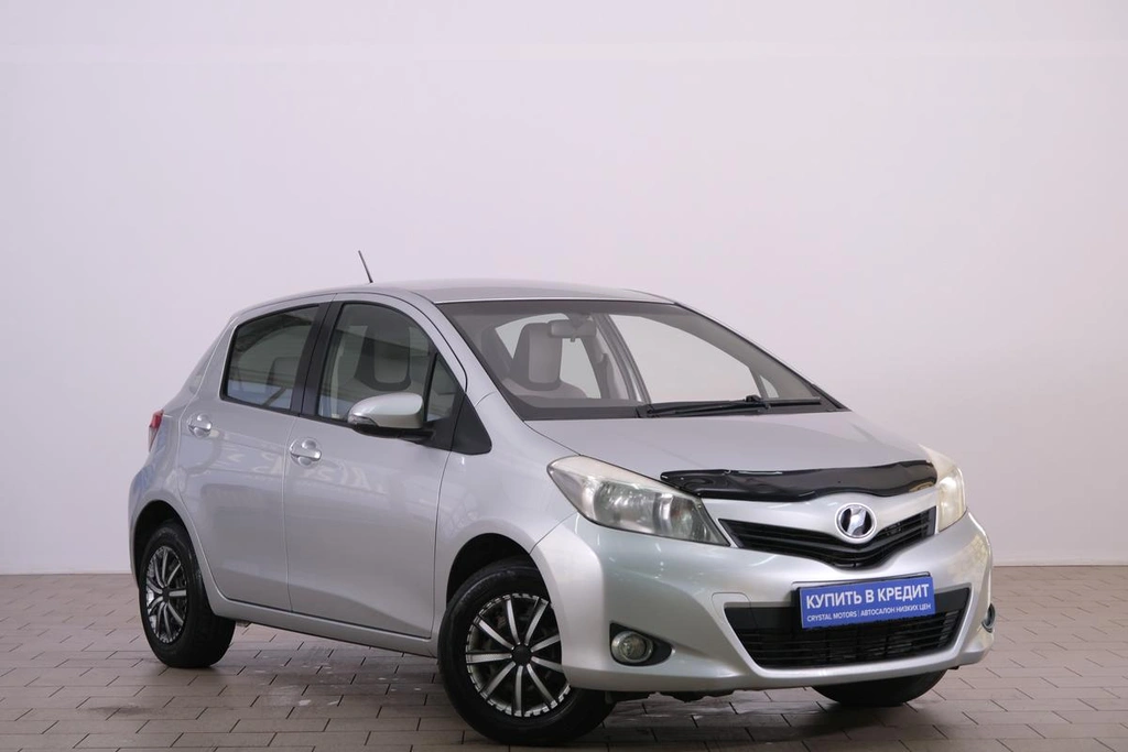 Хетчбэк Toyota Vitz 2011 года, 749000 рублей, Омск