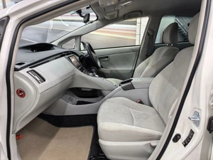 Лифтбек Toyota Prius 2015 года, 1290000 рублей, Барнаул