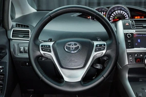 Минивэн Toyota Verso 2013 года, 1299000 рублей, Красноярск