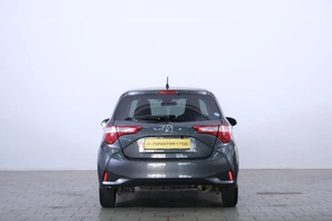 Хетчбэк Toyota Vitz 2019 года, 1059000 рублей, Омск