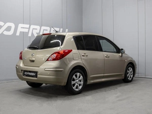 Хетчбэк Nissan Tiida 2010 года, 709000 рублей, Омск