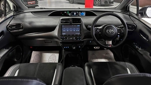 Хетчбэк Toyota Prius PHV 2018 года, 2357000 рублей, Красноярск