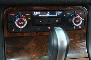 Внедорожник Volkswagen Touareg 2013 года, 2099000 рублей, Омск