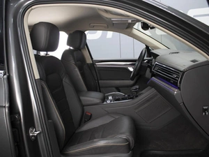 Внедорожник Volkswagen Touareg 2019 года, 5100000 рублей, Омск