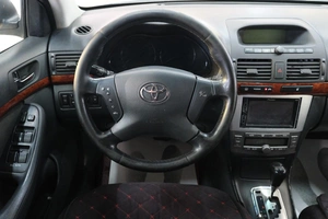 Седан Toyota Avensis 2004 года, 769000 рублей, Омск