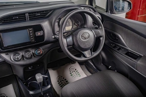 Хетчбэк Toyota Vitz 2019 года, 999000 рублей, Томск