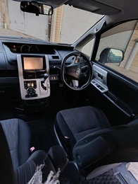 Минивэн Toyota Voxy 2010 года, 1500000 рублей, Железногорск