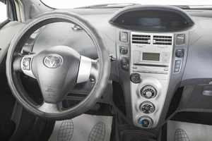 Хетчбэк Toyota Yaris 2007 года, 669000 рублей, Кемерово