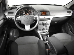 Седан Opel Astra 2011 года, 485200 рублей, Казань